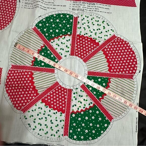 Vintage Lot Cut and Sew Festive Crafts - Wreath, Santa’s Stockings and Apron - Picture 14 of 14